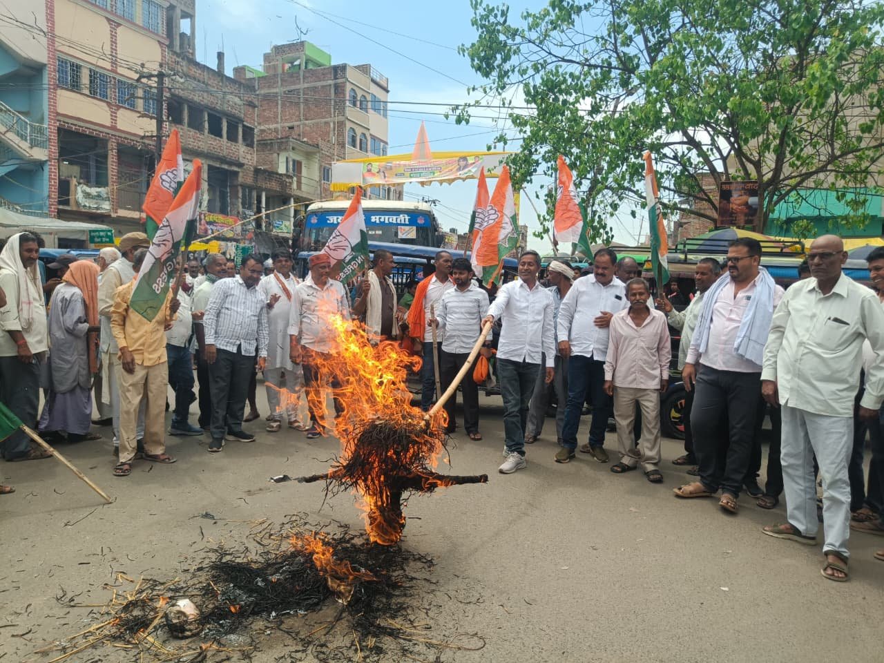 महंगाई के विरोध में प्रधानमंत्री का पुतला फूंका