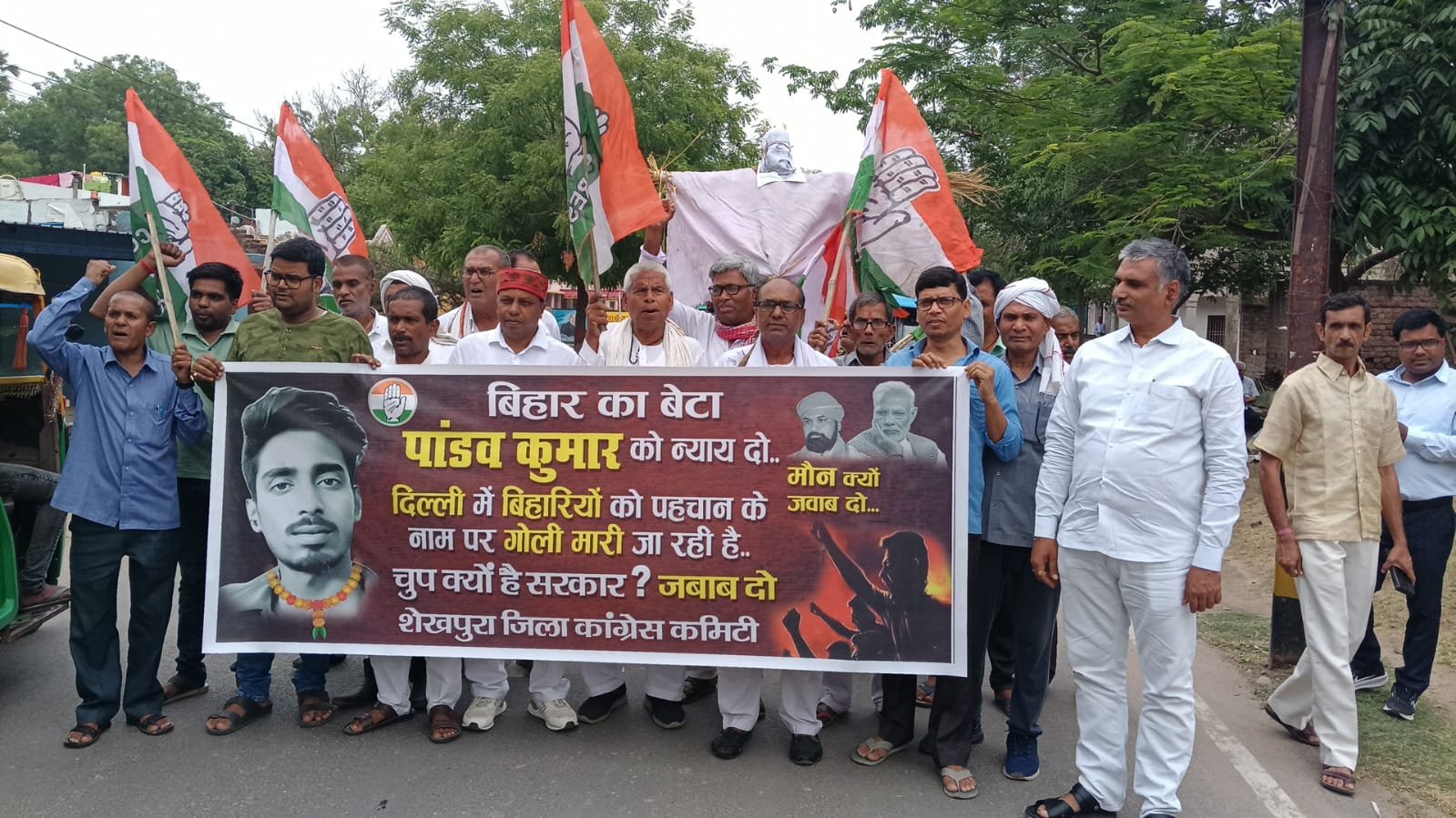 दिल्ली में बिहारी की हत्या से आक्रोश, कांग्रेस का प्रदर्शन